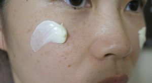 dùng kem bôi trị tàn nhang